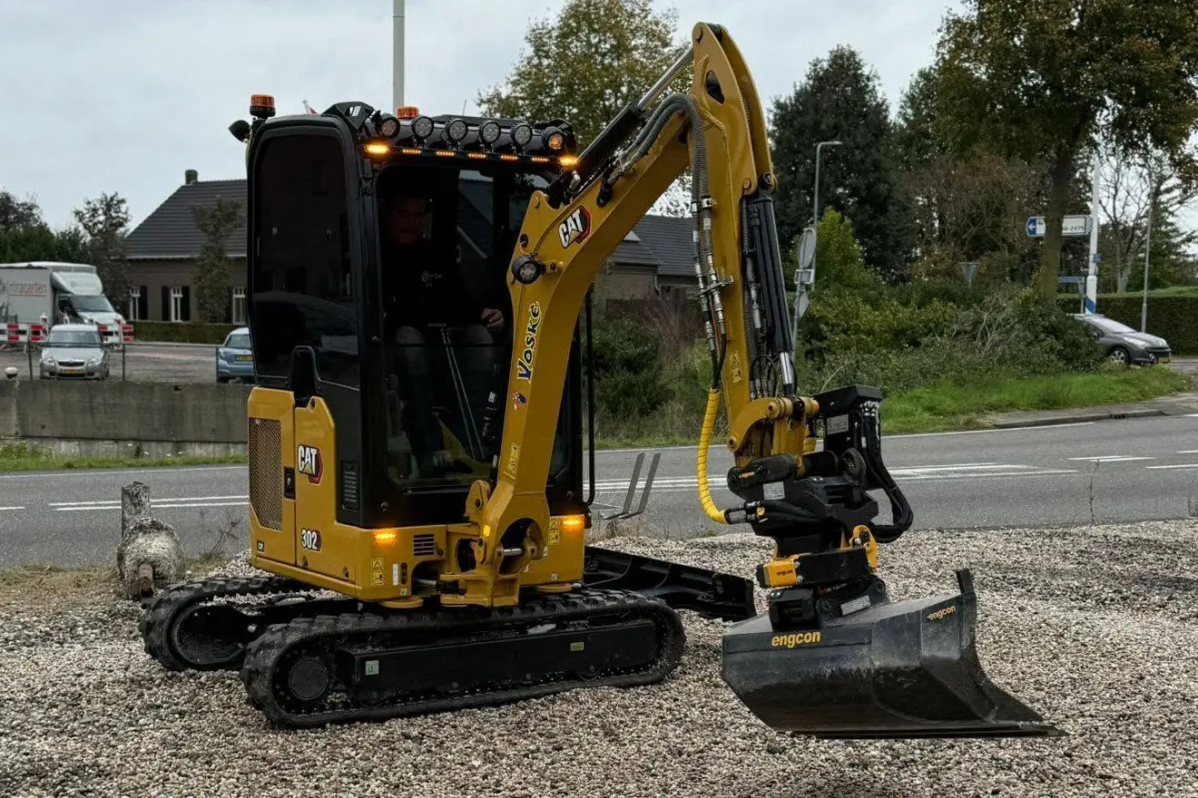 Onze CAT 302 minigraver met tiltrotator en dieplepelbak