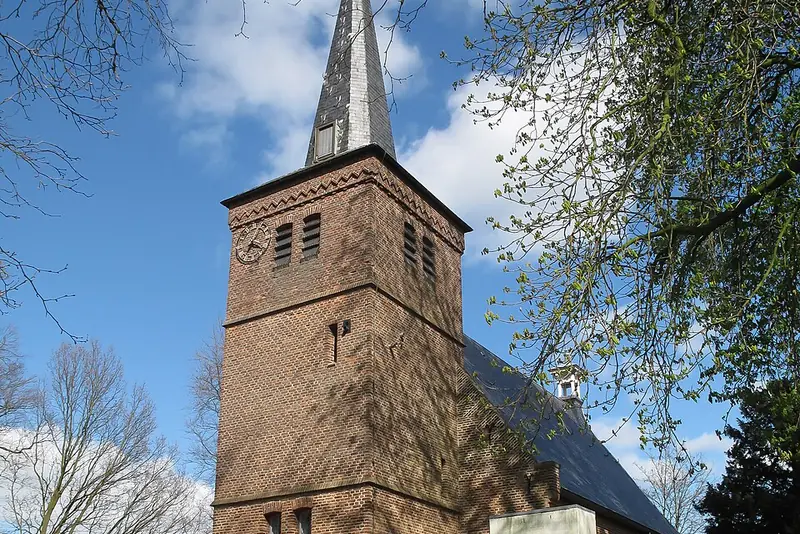 De kerk van Berlicum met bakstenen toren en spits