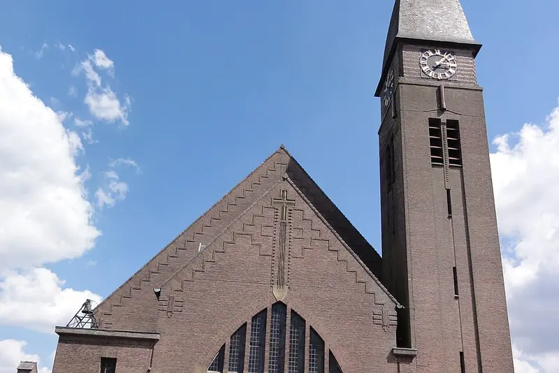 De voorgevel van de rooms-katholieke kerk in Boekel