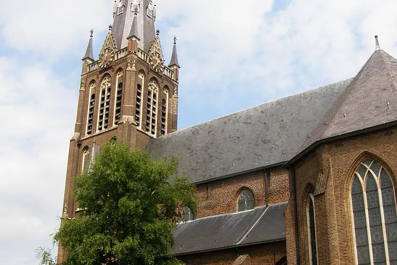 De rooms-katholieke kerk in Den Dungen met de hoge spits