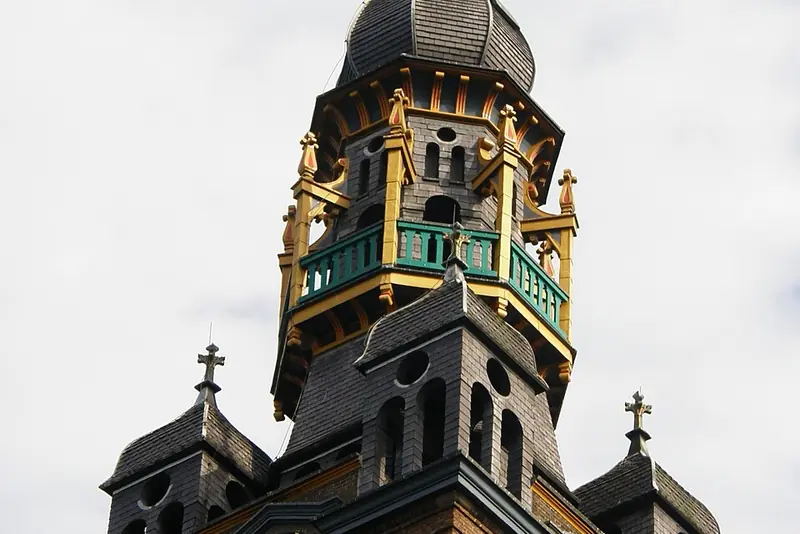 De rijk versierde torenspits van de kerk in Erp