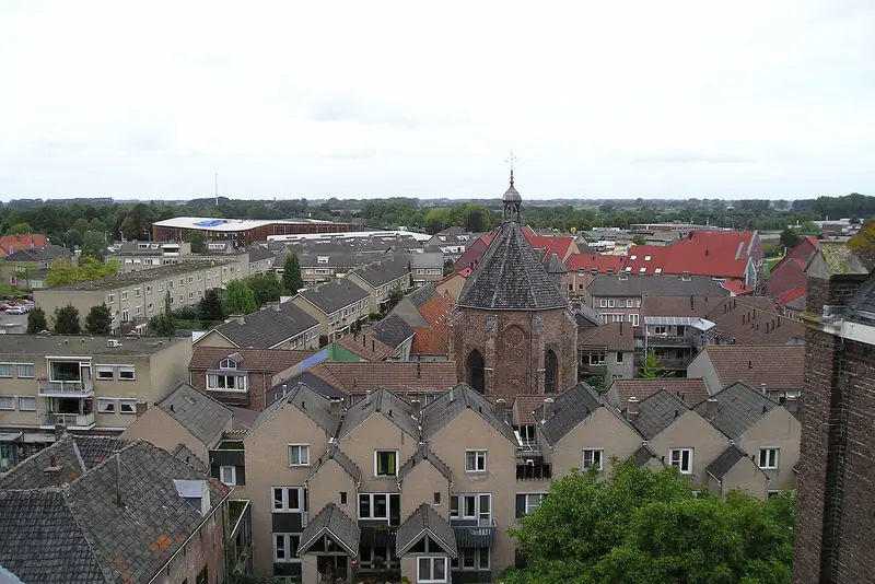Uitzicht over Grave met de protestantse kerk tussen de daken