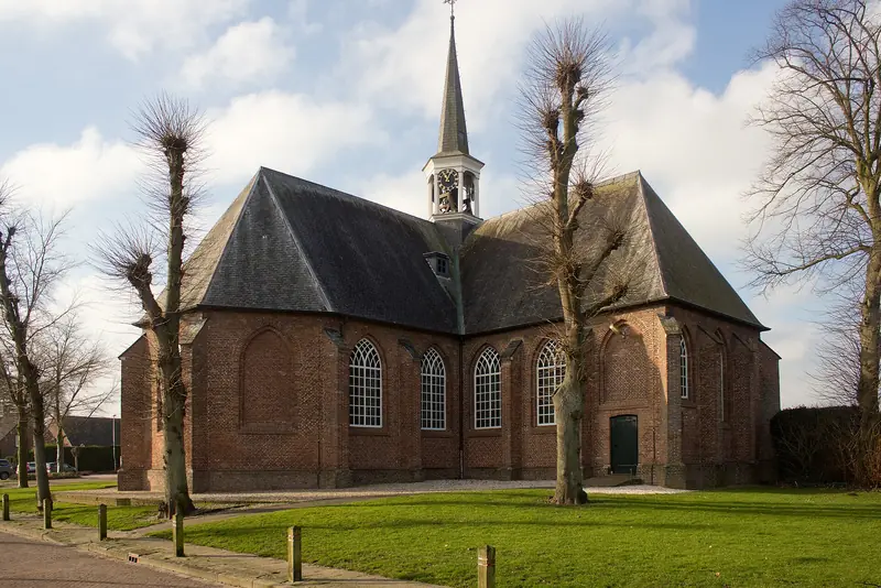 De hervormde kerk in Hedel, omringd door knotbomen