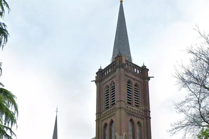 De kerk van Heeswijk-Dinther met de bakstenen toren