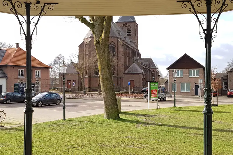 Het dorpsplein van Herpen met zicht op de kerk