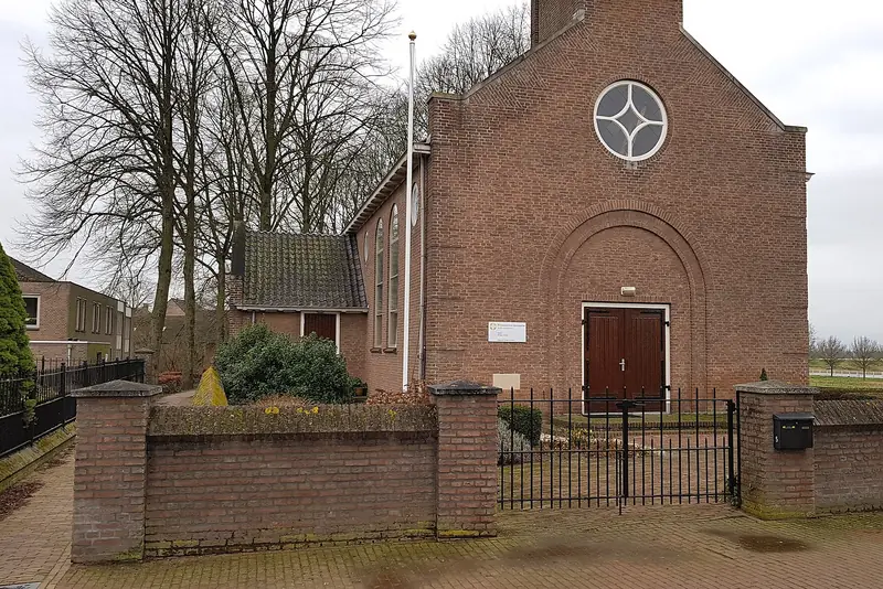 De protestantse kerk in Lith met het ronde raam boven de ingang