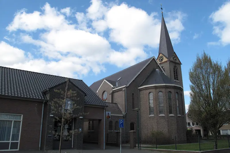 De kerk van Loosbroek met de spitse toren