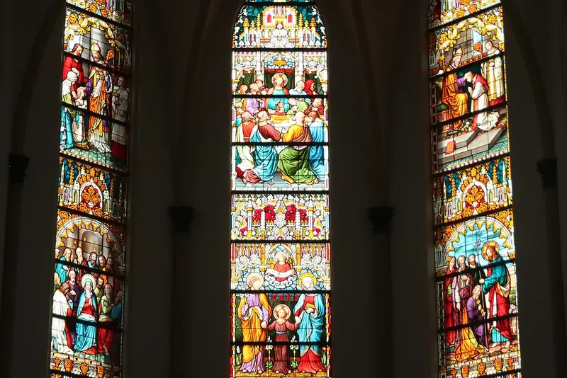 De gebrandschilderde ramen in de kerk van Megen