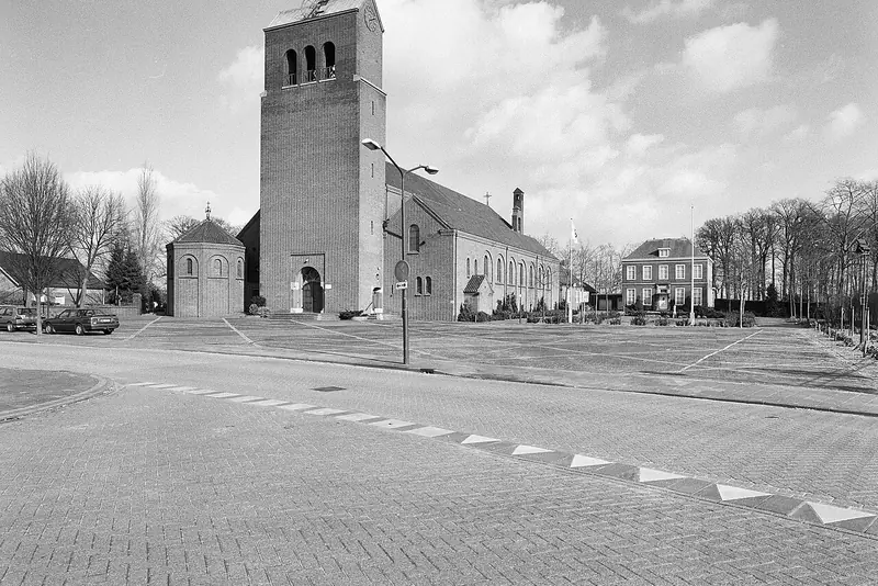 De kerk van Nuland met doopkapel en pastorie
