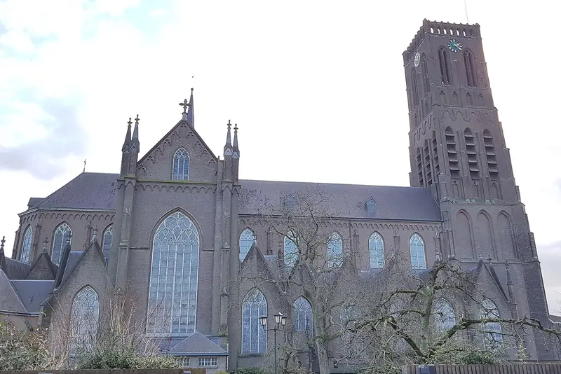 De Grote Kerk in Oss, gezien vanaf de zijkant