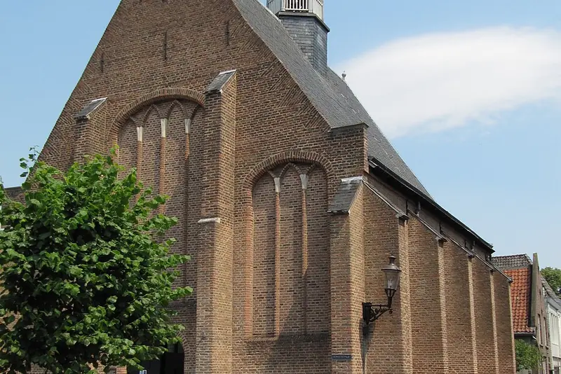 De kerk aan de Servetstraat in het vestingstadje Ravenstein