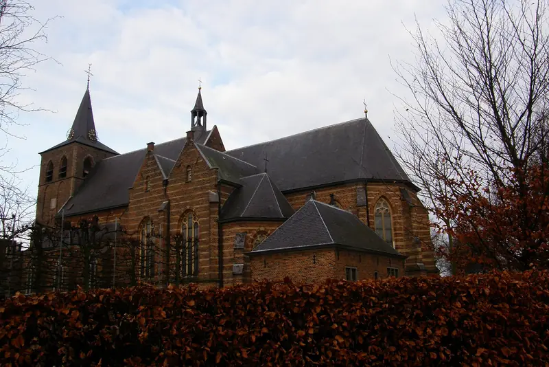 De rooms-katholieke kerk in Rosmalen met de bakstenen toren