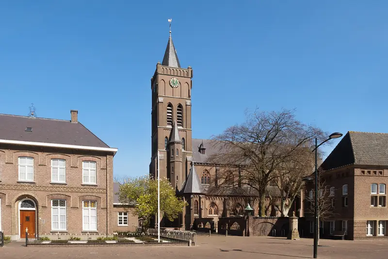 De Sint-Antonius Abtkerk in Schaijk met de pastorie ernaast