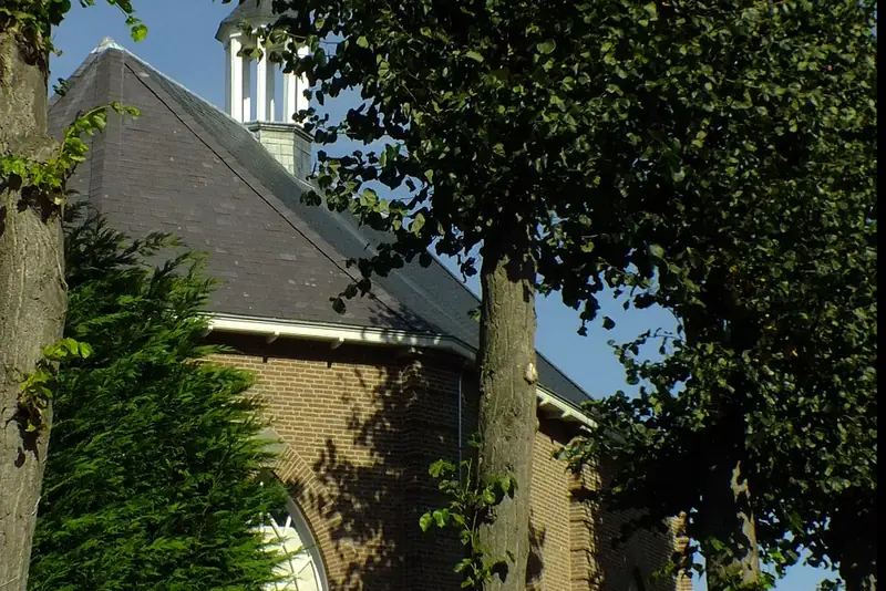 De voormalige hervormde kerk in Schijndel, tussen de bomen