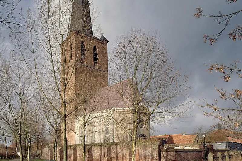 De kerk van Sint-Oedenrode, gezien vanaf het water