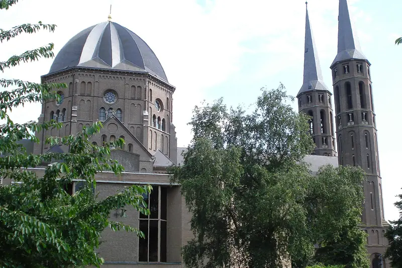De Sint-Petruskerk in Uden met de koepel en de twee torens