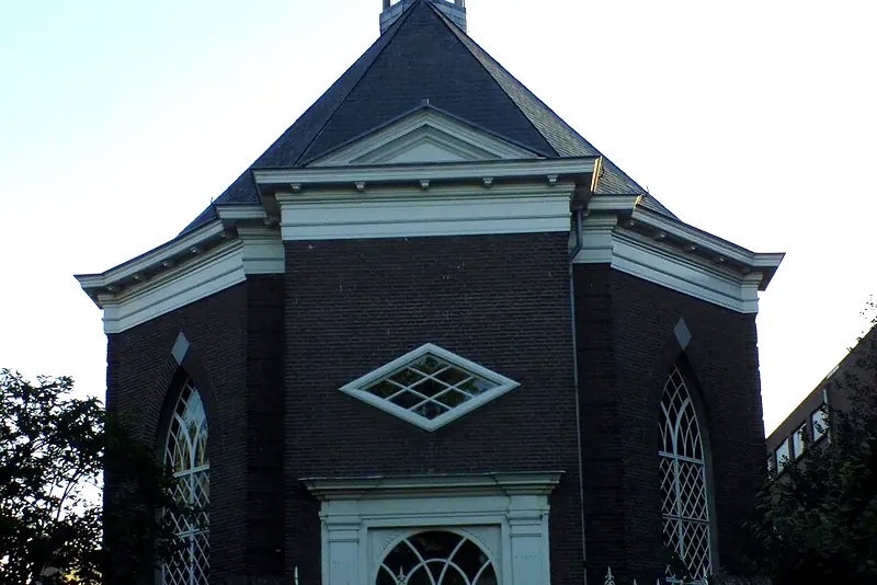 De hervormde kerk in Veghel met het smeedijzeren hek ervoor