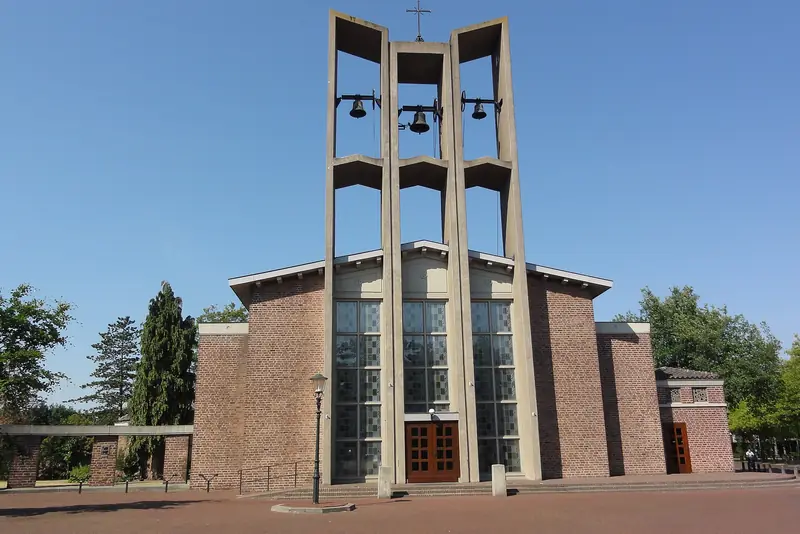 De rooms-katholieke kerk in Vinkel met de betonnen klokkentoren