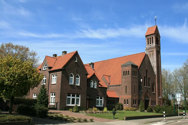 De pastorie en de kerk aan de Kerkstraat in Vorstenbosch